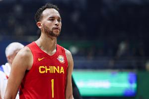 杨毅：李凯尔归化当时是高层领导特批 他人很好但太慢带不动我们