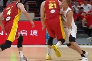 你还冤枉上了！西田优大进攻掩护犯规 倒地直接不起