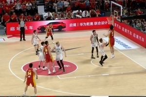 下马威！杨瀚森披挂上阵 篮下接球暴起单臂砸扣