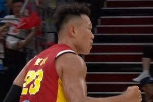 MVP！贺希宁挺身而出 里突外投连得5分帮助球队缩小分差
