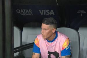 哥伦比亚半场换人，J罗被换下，里奥斯替补登场