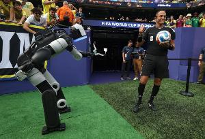 太阳报：巴西vs挪威FIFA安排人形机器人出场运送足球，引球迷质疑