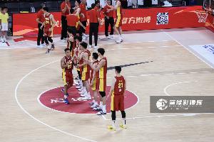 媒体人：中国男篮没有受到输给日本的影响 外线敢投不怕没篮板
