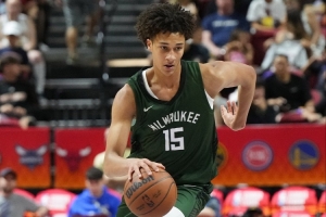 可圈可点！雄鹿13号秀阿门特7投3中 得到7分5篮板